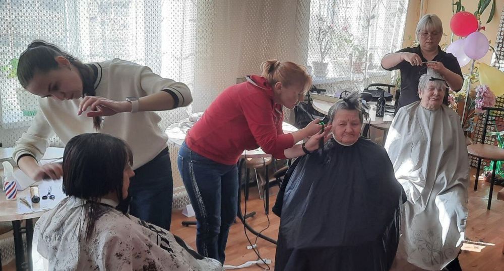 Наталья Бегуненко: В рамках проекта Единой России «Старшее поколение» в «Территориальном центре социального обслуживания (предоставления социальных услуг) Петровского района города Донецка» прошла акция «Дарим всем мы...