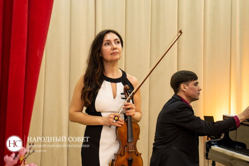 Председатель Народного Совета ДНР Константин Кузьмин и депутат Александр Парецкий пригласили вдов и матерей погибших бойцов на концерт в Донецкую филармонию