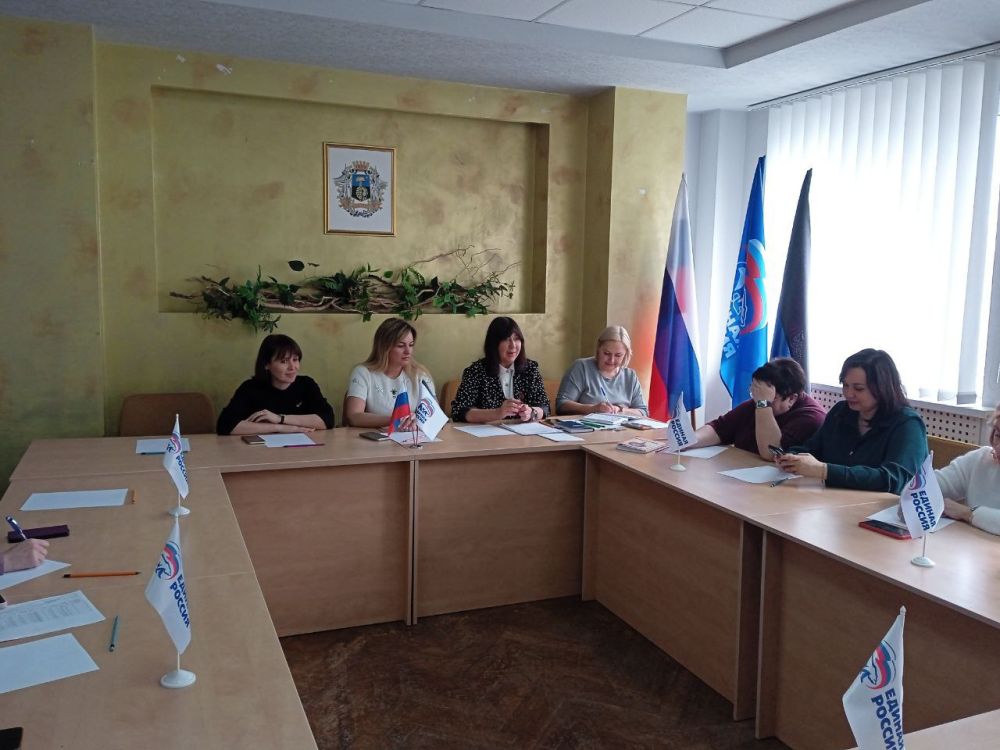 Сегодня, 21 марта, в Управе Калининского внутригородского района городского округа Донецк состоялось собрание секретарей первичных организаций Всероссийской политической партии «Единая Россия» Калининского района г. Донецка