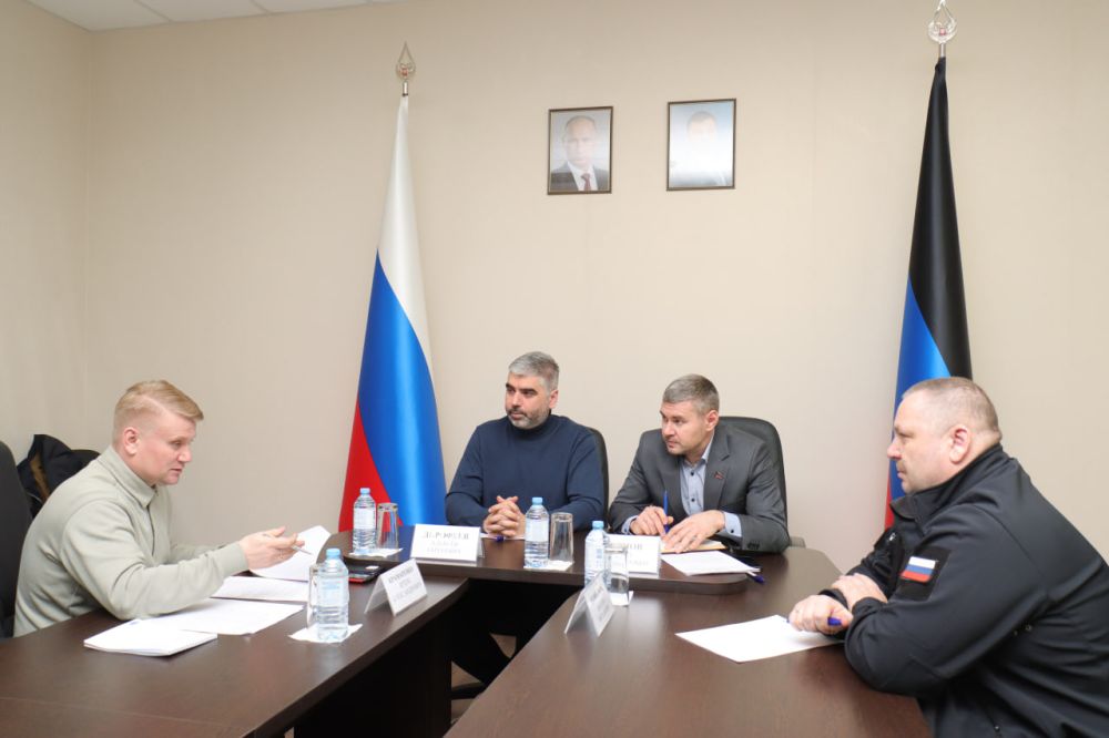 В Народном Совете прошла рабочая встреча с министром сельского хозяйства, пищевой и перерабатывающей промышленности ДНР