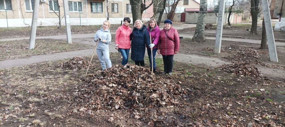 Наталья Бегуненко: В субботнике активное участие приняли коллективы управления труда и социальной защиты населения администрации Петровского района г. Донецка, клиентской службы (на правах отдела) в Петровском районе г....