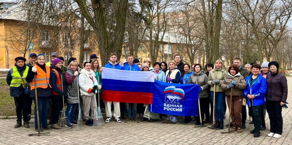 Михаил Меренков: Сегодня в Буденновском районе был проведен субботник, в котором приняло активное участие более 1500 человек, собрано и вывезено около 80м3 мусора, проводились работы по уборке территорий парков, скверов...