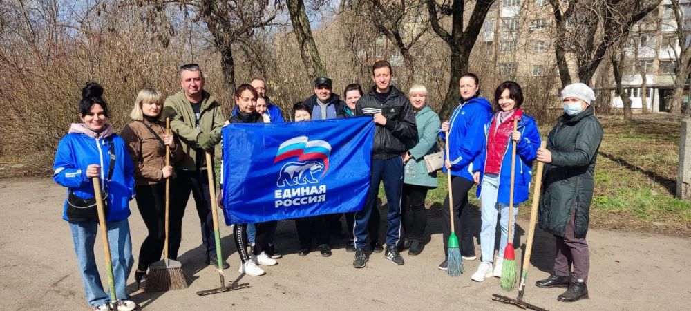 Юрий Будрин: Сегодня, 22 марта 2025 года, заместители руководителя Управы Кировского внутригородского района Администрации городского округа Донецк ДНР Роман Гладких и Александр Дёмин, организовали и провели субботник!