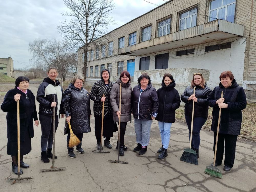 Юрий Будрин: К субботнику присоединились сотрудники общеобразовательных учреждений Кировского района