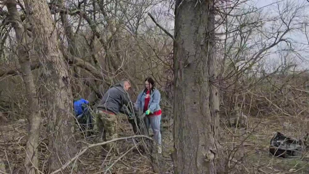 «Дружно, продуктивно, качественно»— именно с таким девизом депутаты «Единой России» сегодня приехали на Новоазовское КПП, чтобы провести субботник и преобразить прилегающую территорию