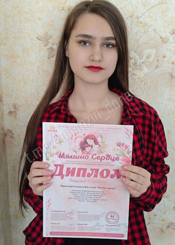 Участницы студии изобразительного искусства "Весёлые краски" Дома культуры имени С.М