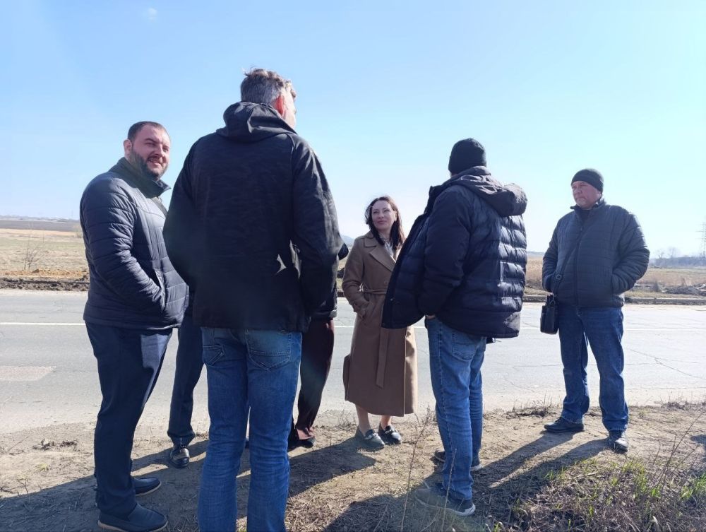 Татьяна Темникова: Сегодня, 24 марта, совместно с заместителем руководителя Управы Александром Поддубным, проинспектировали и обсудили ход работ ООО "Мостовик" на участке дороги Донецк-Старобешево-Новоазовск