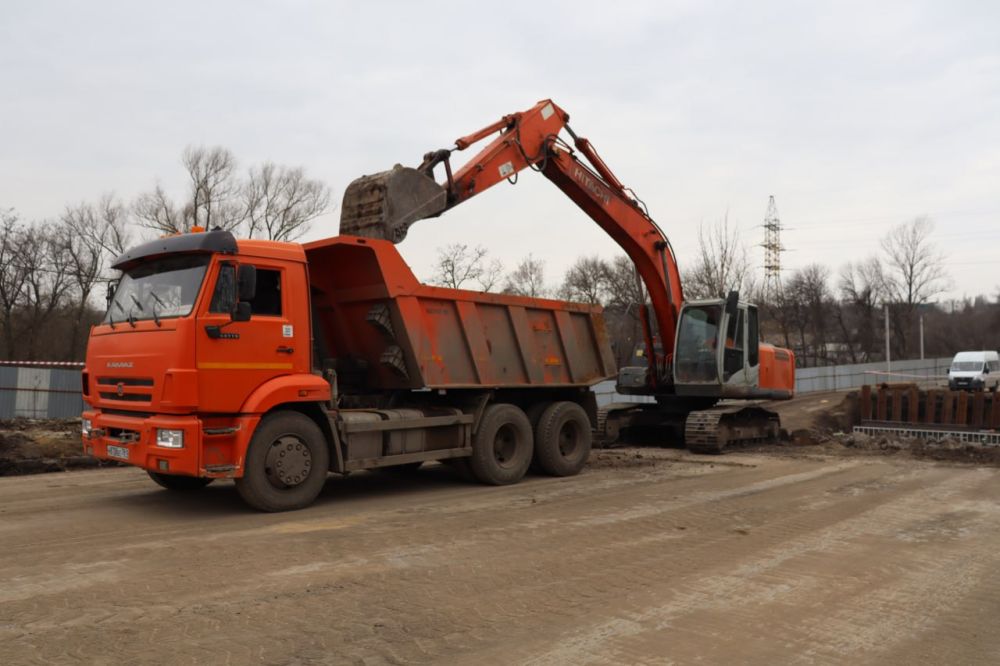 Работы по возведению нового искусственного сооружения в Макеевке ведутся с опережением графика