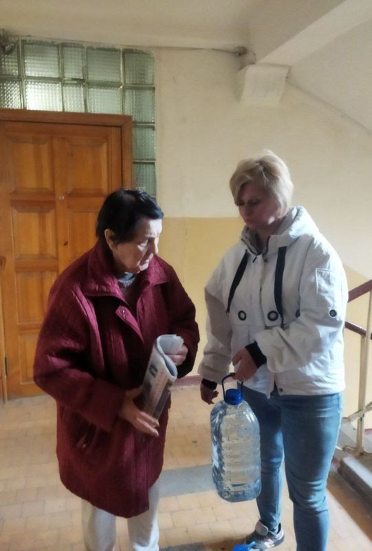 Валентин Левченко: В рамках Республиканской акции «Эстафета добра», продолжается доставка питьевой воды маломобильным пожилым гражданам, оказавшимся в сложной жизненной ситуации в связи с перебоями водоснабжения