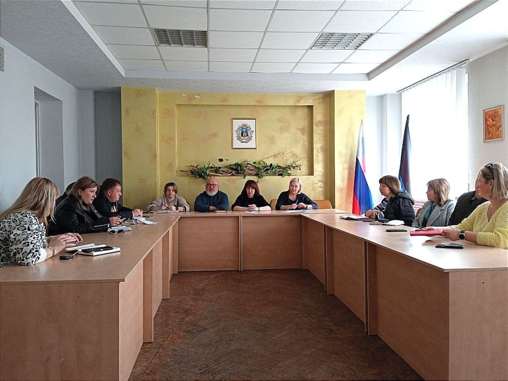 Елена Синецкая: Сегодня, 25 марта, провела рабочее совещание с представителями коммунальных служб района по вопросу реализации проекта "УПРАВДОМ"