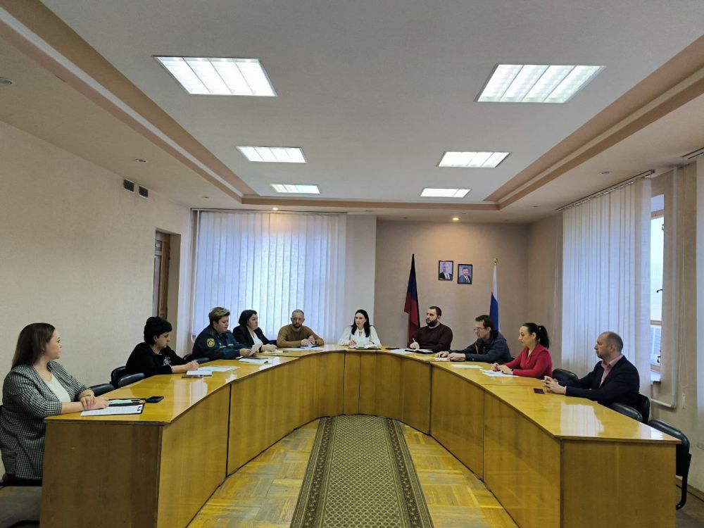 Сегодня, 26 марта, Руководитель Управы Ленинского внутригородского района Администрации городского округа Донецк Татьяна Темникова провела расширенное аппаратное совещание