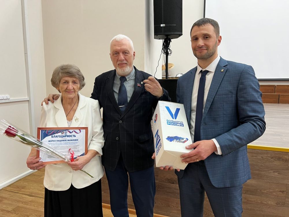 Андрей Бедило: Ко Дню работников культуры вручил благодарности и подарки от Регионального Общественного Движения "Донецкая Республика " и Регионального исполнительного комитета ВПП Единая Россия династии Мороз - Клочко -...