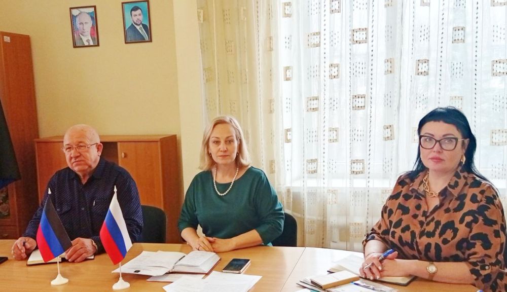 Наталья Бегуненко: Сегодня, 26 марта, руководитель Управы Петровского внутригородского района Администрации городского округа Донецк Бегуненко Наталья Ивановна провела еженедельное аппаратное совещание