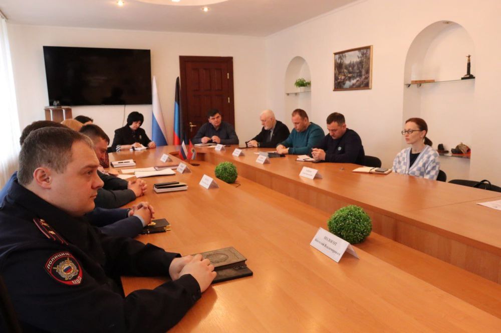 Андрей Бедило: Принял участие в аппаратном совещании администрации г.о.Торез. Заслушали отчет о проделанной работе коммунальных служб, штаба ГО, ветеринарной службы