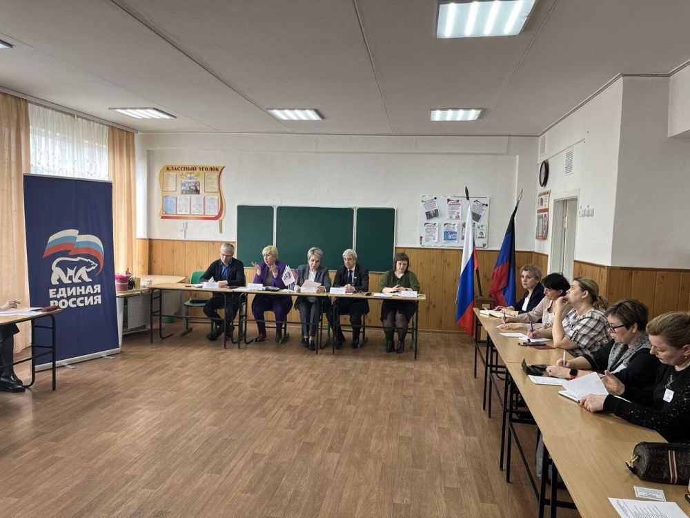 Елена Рязанцева: В Пролетарском районе прошла встреча руководителя Управы Пролетарского внутригородского района Администрации г.о. Донецк Елены Рязанцевой с руководителями учреждений образования района и секретарями...