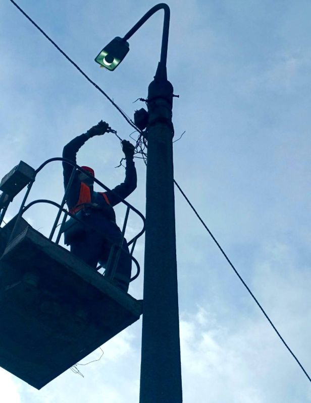 Михаил Меренков: Буденновским участком МУП АГД «Донецкгорсвет» ведутся работы по монтажу светильников, устранению короткого замыкания, пропишу деревьев в охранной зоне ЛЭП по улицам Данилевского, Полоцкой