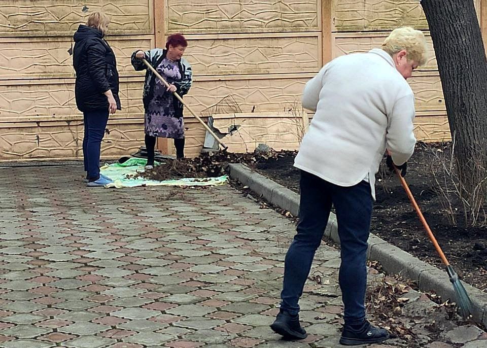 Иван Адамец: Сотрудники образовательных учреждений Куйбышевского района, в рамках единого санитарного дня "Чистый четверг", провели уборку на прилегающих территориях