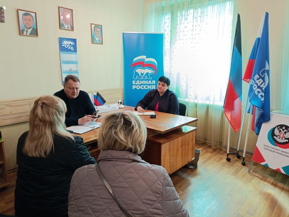 Валентин Левченко: Сегодня, в общественной приемной партии "Единая Россия" Киевского района города Донецка, совместно с депутатом Народного Совета Донецкой Народной Республики Анной Железной провел прием граждан