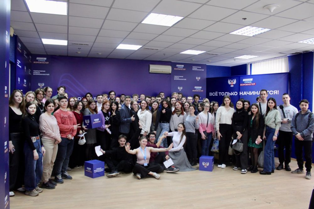 Порядка сотни молодых людей стали посетили региональную презентацию Всероссийского проекта «Профразвитие» в Донецке