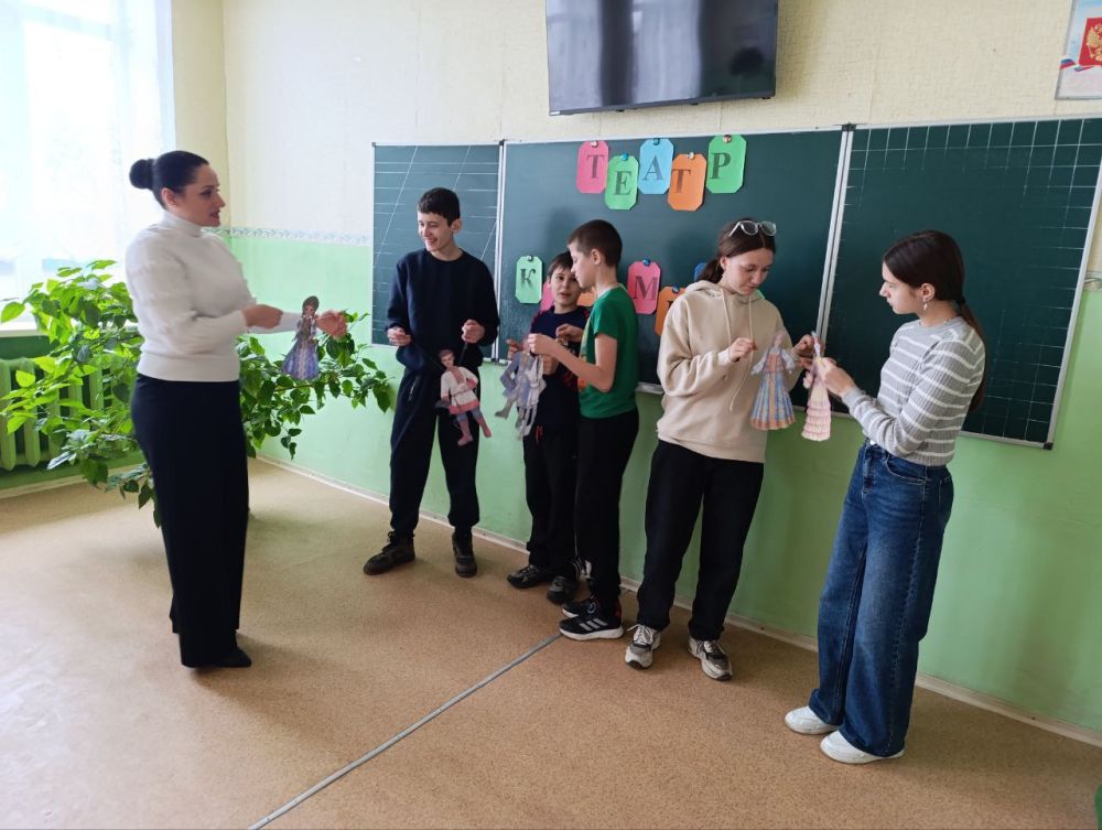 Олег Трофимов: В образовательных учреждениях Республики прошли праздничные мероприятия, посвященные Дню театра и Дню работника культуры