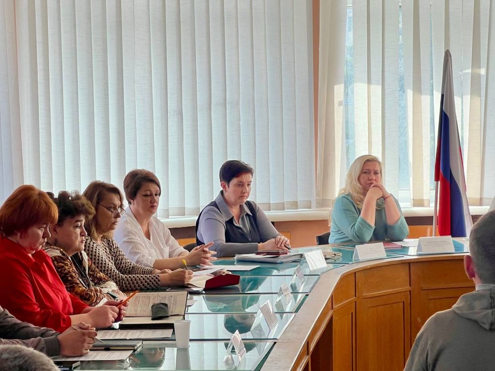 Татьяна Копылова: В Управе Ворошиловского района состоялось заседание комиссии по делам несовершеннолетних и защите их прав