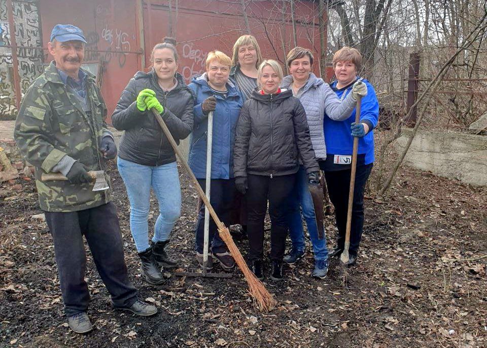 Иван Адамец: В рамках проведения двухмесячника по благоустройству и наведению санитарного порядка, сотрудники различных предприятий, организаций и учреждений Куйбышевского района объединились, чтобы навести чистоту и порядок...