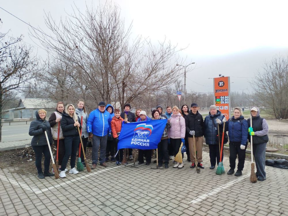 Валентин Левченко: Сегодня, на общегородском субботнике, сотрудники Управы продолжили уборку центральной улицы нашего района и города - улицы Артема