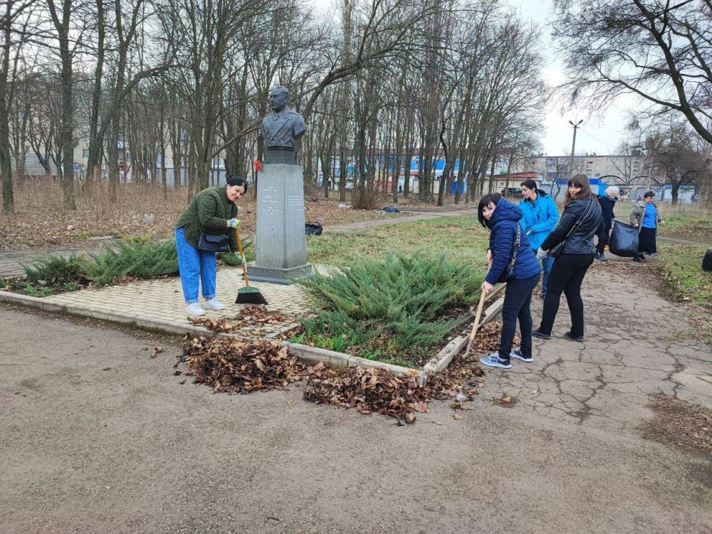 Юрий Будрин: В рамках года Защитника Отечества и 80-летия Великой Победы активисты Кировского района в ходе проведения городского субботника приняли участие в акции «Будем помнить»