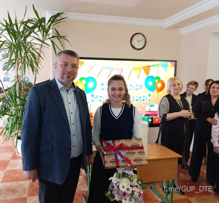 СЕРГЕЙ ПОЛХОВ ПОЗДРАВИЛ С ДНЕМ РОЖДЕНИЯ ЧЕТЫРЕХ УЧАЩИХСЯ ДОНЕЦКОЙ СПЕЦИАЛЬНОЙ ШКОЛЫ-ИНТЕРНАТА №19