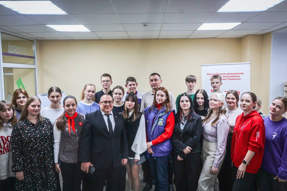 Андрей Крамар: Вчера вместе с нашим депутатом Константином Александровичем Чертовым встречались с ребятами из Движения Первых в Макеевке