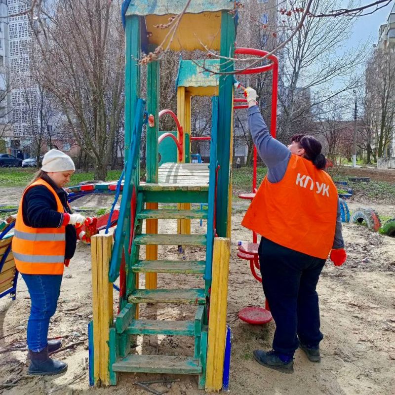 Михаил Меренков: В рамках весеннего двухмесячника по благоустройству территории Буденновского района, жилищниками ведутся работы по ремонту и окраске детских площадок