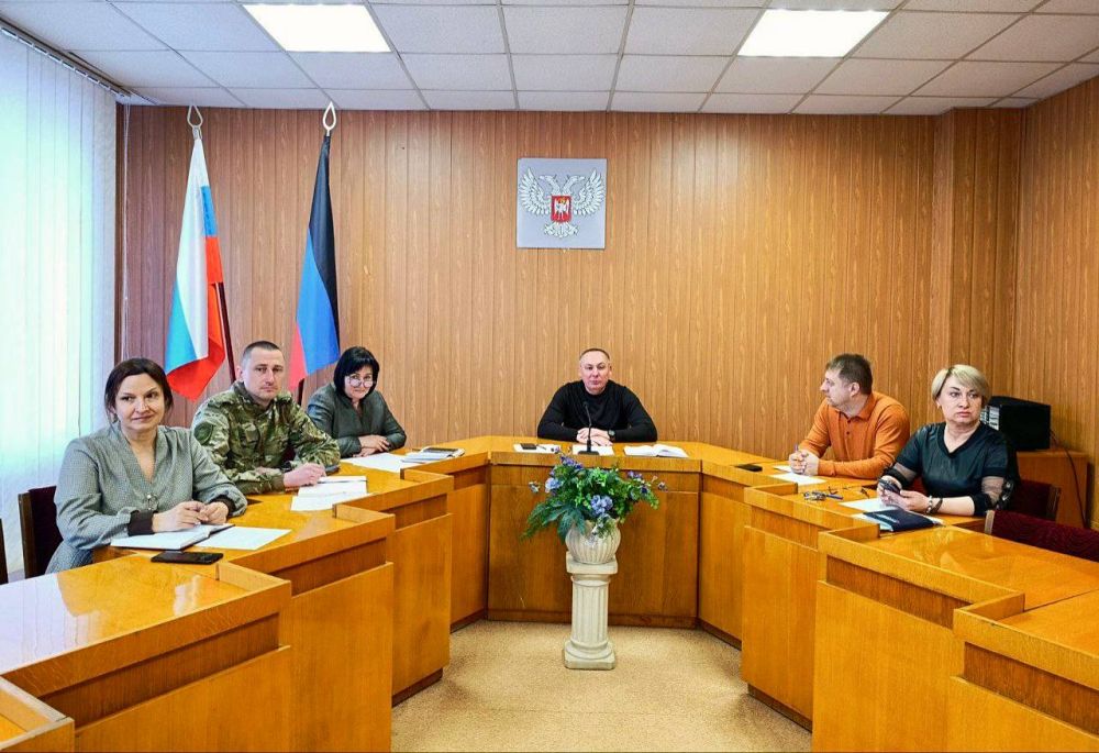 Сегодня руководитель Управы Буденновского внутригородского района Администрации городского округа Донецк Михаил Меренков провел аппаратное совещание с участием депутата Донецкого городского совета Татьяны Жуковой и...