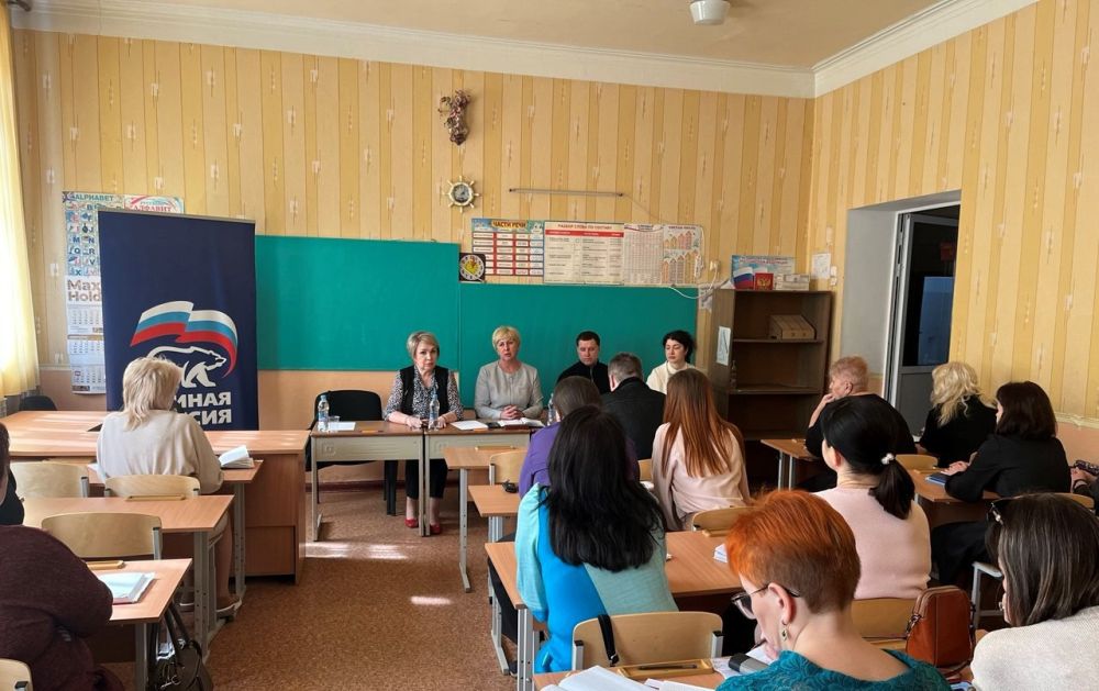 В школе № 144 состоялась встреча руководителя Управы Пролетарского внутригородского района Администрации городского округа Донецк Елены Рязанцевой, депутатов Донецкого городского совета Ирины Глыбовской, Илоны Немсадзе...