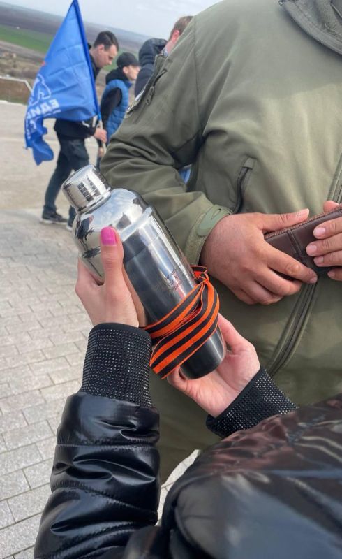 Участники автопробега «Дорога Жизни объединяет» привезли на «Саур-Могилу» капсулу с землей с «Дороги жизни»