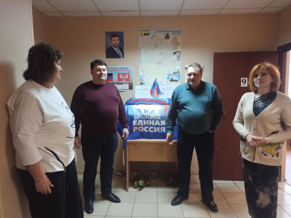 Валентин Левченко: Совместно с депутатами Донецкого городского совета Василием Гребенюком и Татьяной Шаповал провел встречу в трудовом коллективе