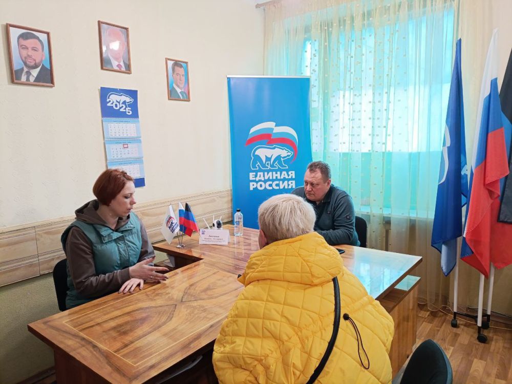 Валентин Левченко: Сегодня, в общественной приемной партии "Единая Россия" Киевского района города Донецка, совместно с депутатом Народного Совета Донецкой Народной Республики Анной Железной провел прием граждан