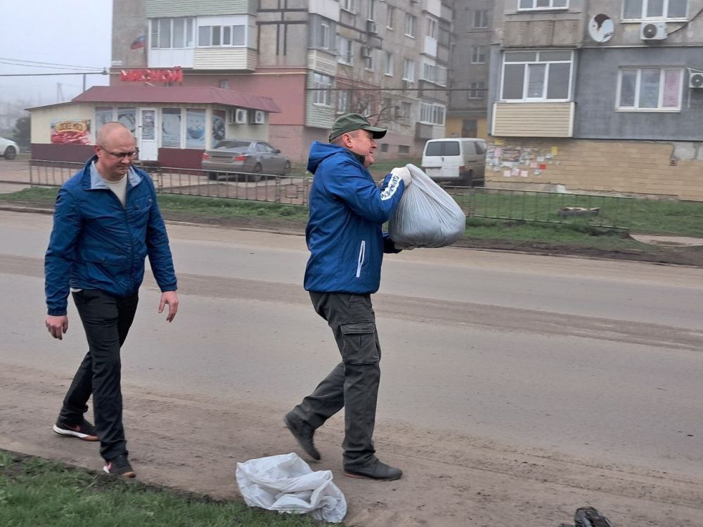 Депутаты Народного Совета ДНР всех фракций - "Единая Россия", "КПРФ", "ЛДПР", "Новые люди" принимают участие в субботнике