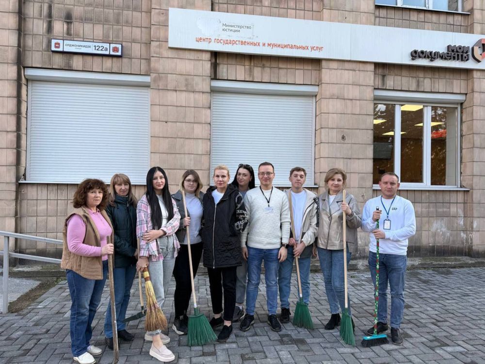 Сотрудники центров «Мои документы» Донецкой Народной Республики приняли участие в субботнике