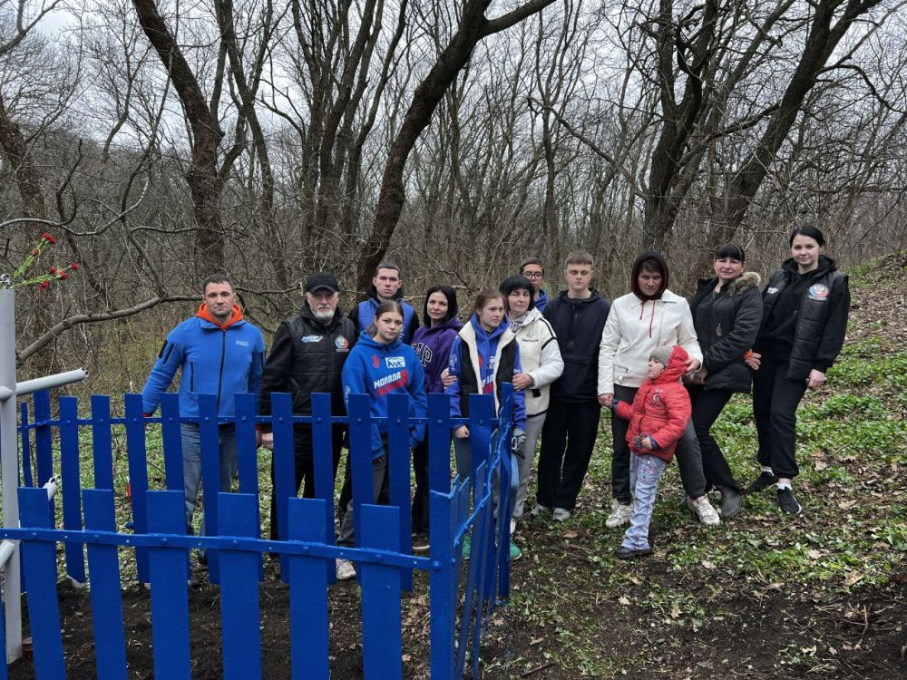 Андрей Бедило: На сегодняшнем субботнике в г.о.Торез, совместно с МГЕР, Волонтерами Победы, активом МО Единая Россия провели уборку могилы летчика, погибшего в 1943 году и захороненного горожанами в балке возле микрорайона...