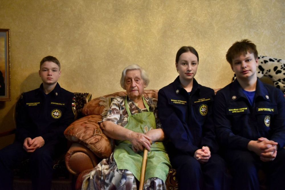 Добровольцы Донецкого РО ВСКС посетили ветерана Великой Отечественной войны Валентину Тимофеевну Базилевич-Болотову