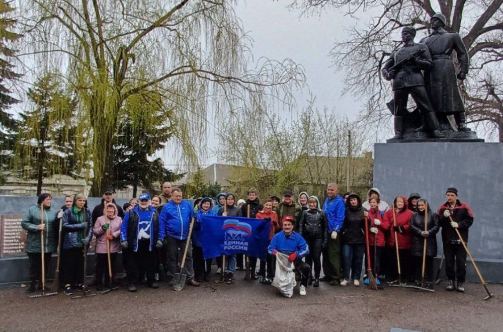 Валентин Левченко: Сегодня, на общереспубликанском субботнике, невзирая на непогоду, сотрудники Управы совместно с депутатом Народного Совета Юрием Сивоконенко и ребятами из общественного движения "Молодая Республика", в...