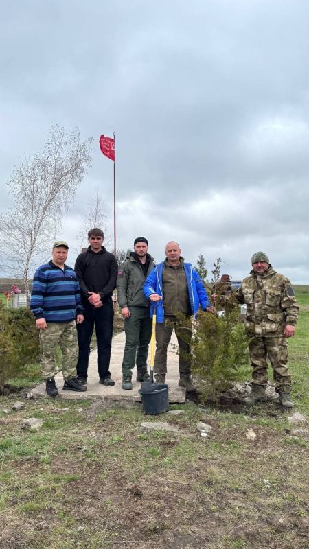 Депутаты Народного Совета ДНР всех фракций - "Единая Россия", "КПРФ", "ЛДПР", "Новые люди" принимают участие в субботнике