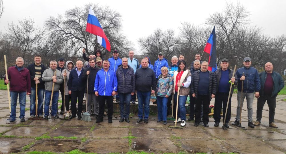 СУББОТНИК. Сегодня 5 апреля, депутаты Донецкого городского совета всех фракций в содружестве с управой Калининского района начали работы по благоустройству сквера по пр.Павших коммунаров