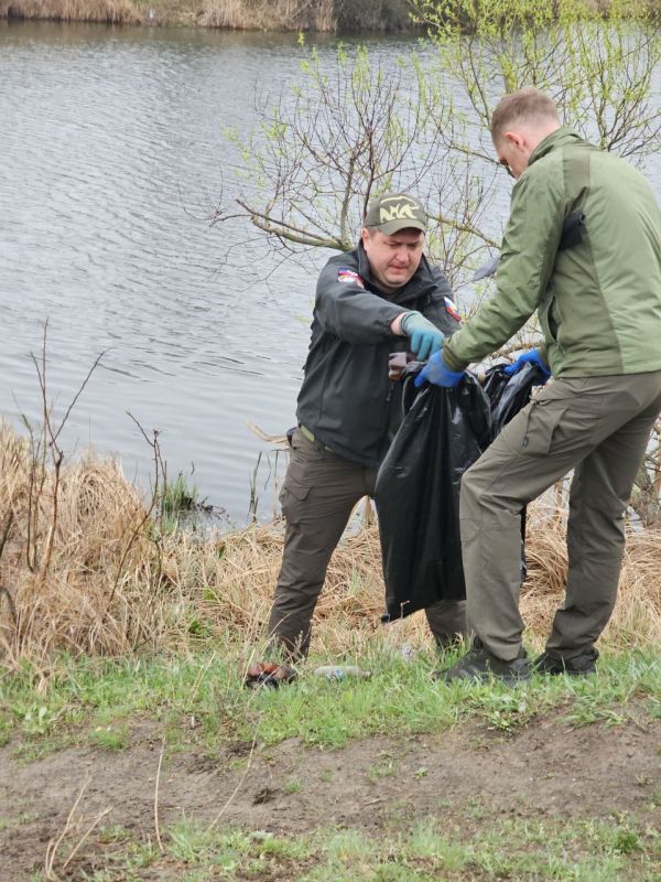 Депутаты Народного Совета ДНР всех фракций - "Единая Россия", "КПРФ", "ЛДПР", "Новые люди" принимают участие в субботнике