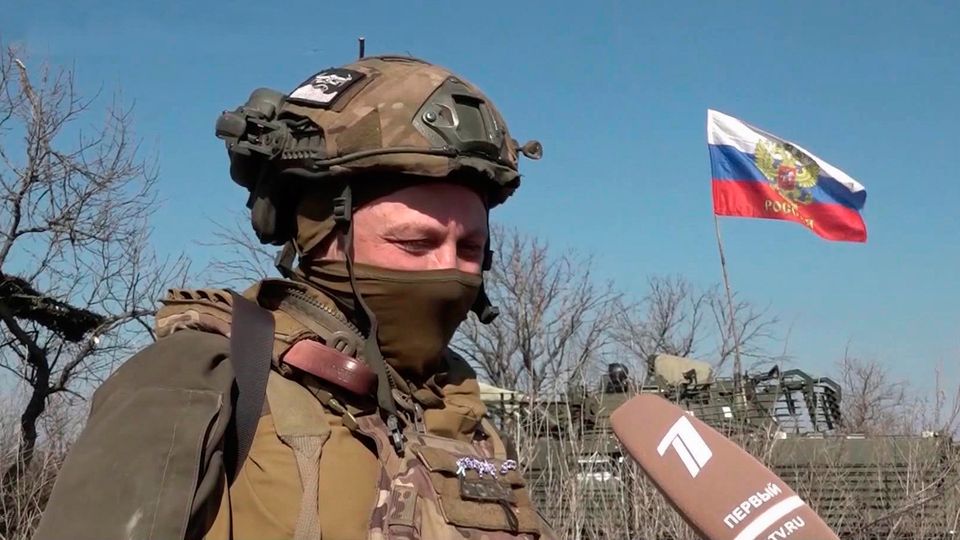 Боец ВС РФ показал обереги, которые были с ним при освобождении Янтарного в ДНР