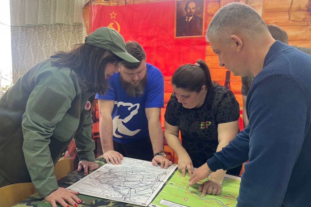 В Донецке в рамках акции «Наследие Победы», которая объединила школьников Донецкой гимназии №6 и депутатов фракции «Единая Россия» в Народном Совете ДНР, состоялся открытый урок и патриотический квест