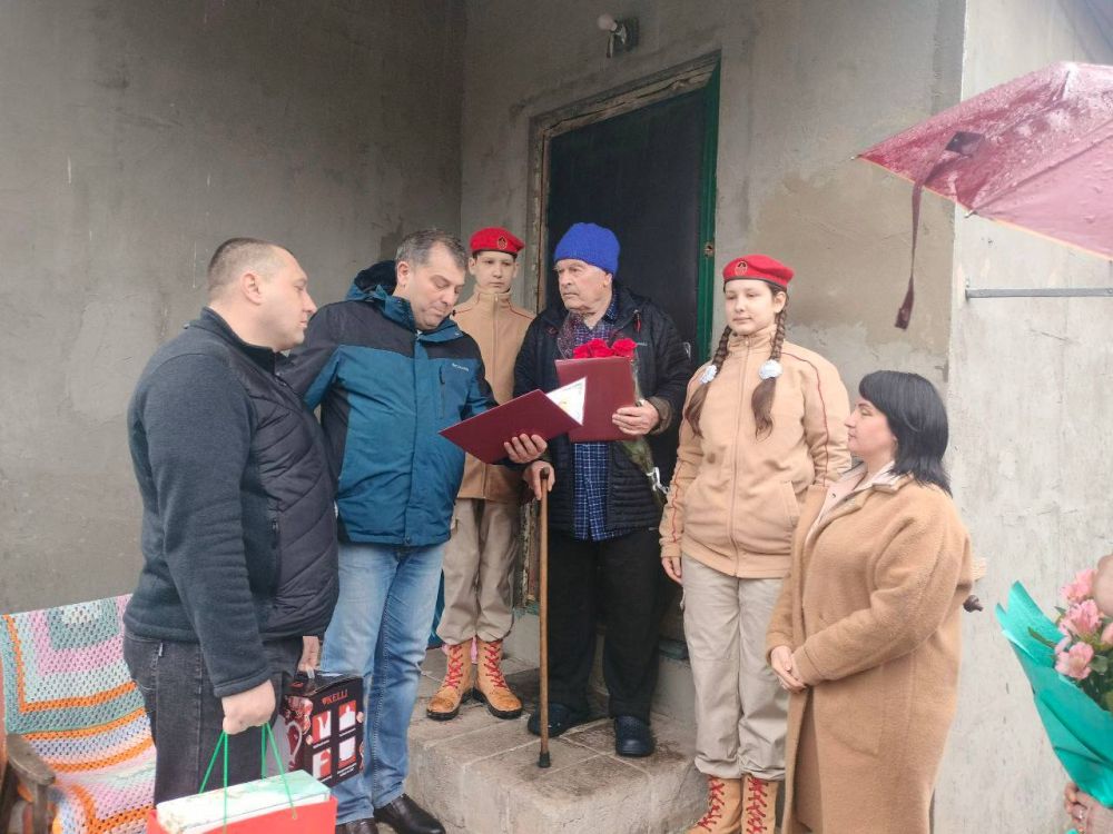 РУКОВОДСТВО ГУП ДНР «ДОНБАССТЕПЛОЭНЕРГО» ПОЗДРАВИЛО ВЕТЕРАНА С ДНЕМ РОЖДЕНИЯ