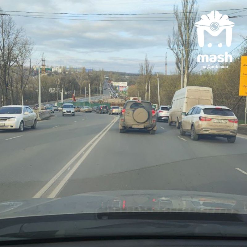 Шестикилометровая пробка растянулась на трассе Макеевка-Донецк