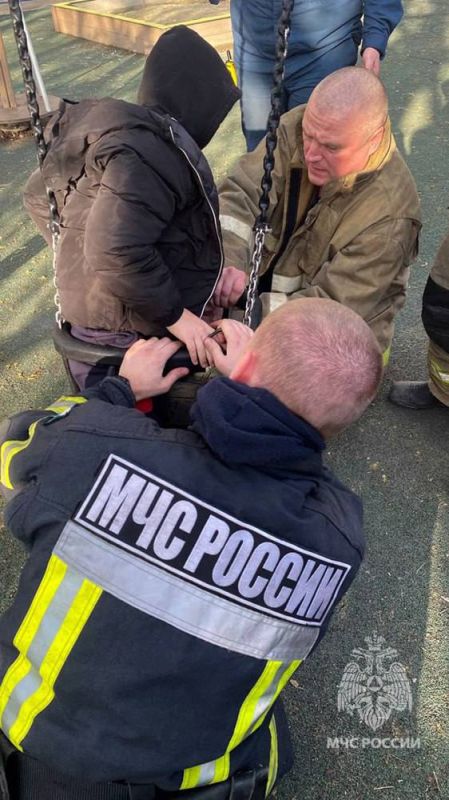 Сотрудники МЧС России помогли застрявшему в качелях ребенку