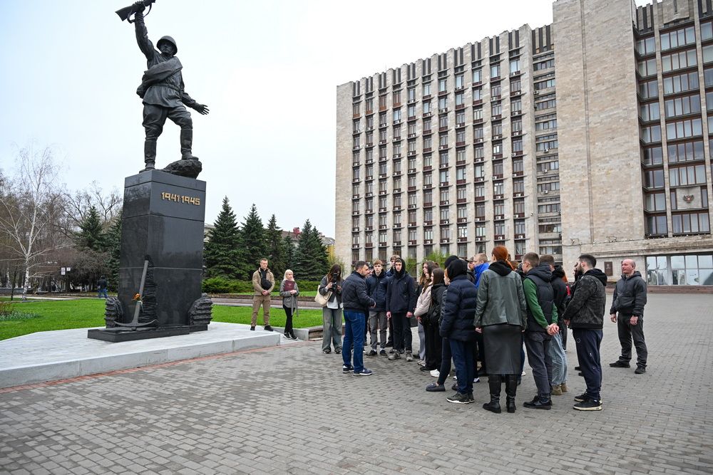 Денис Пушилин провел экскурсию по ключевым местам событий Русской весны для детей военнослужащих